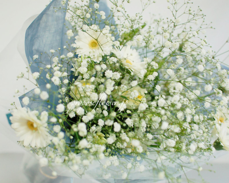 白いガーベラとかすみそう花束