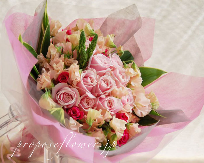 プロポーズのピンクの花束