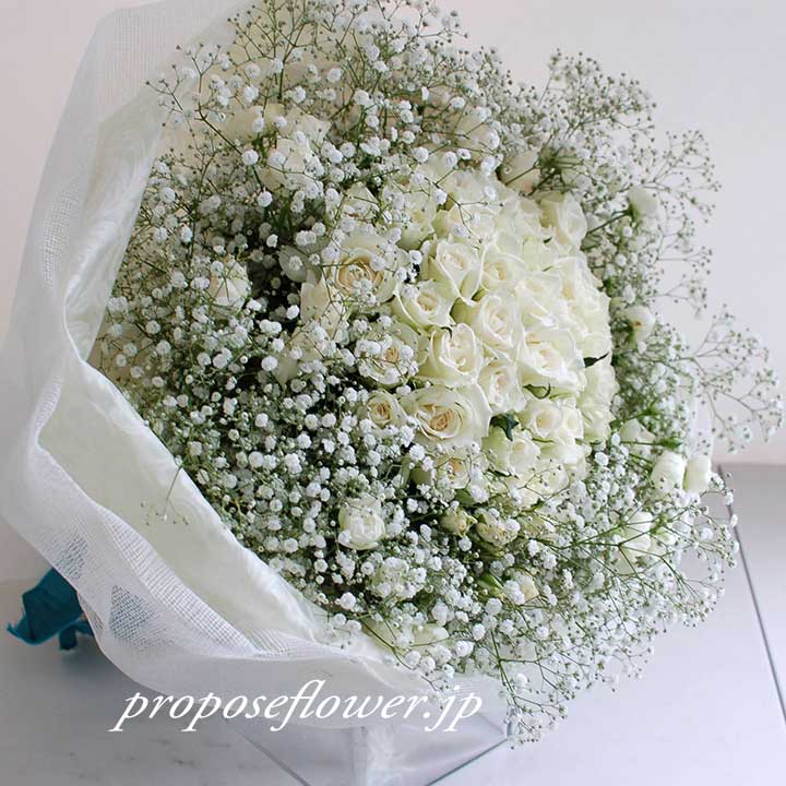 白バラとカスミソウの花束