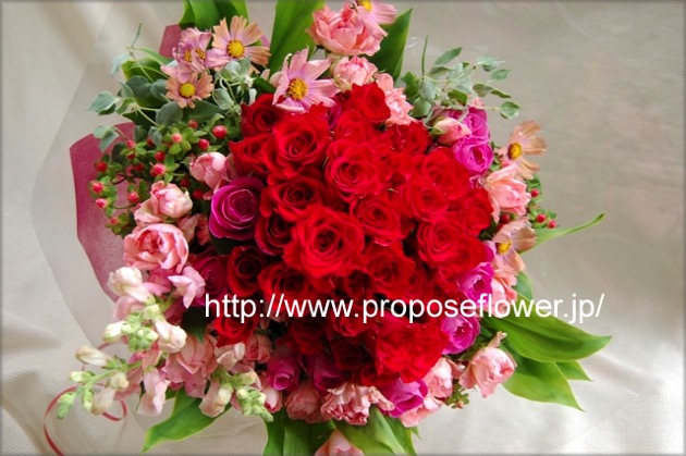 赤い薔薇とコスモスの花束 プロポーズの花束 ドイツマイスターの花束専門店 プロポーズフラワーショップ