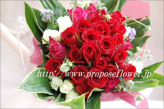 プロポーズな赤い薔薇の花束