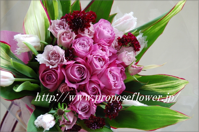 チューリップと紫のバラのおしゃれな花束 ドイツマイスターの花束専門店 プロポーズフラワーショップ