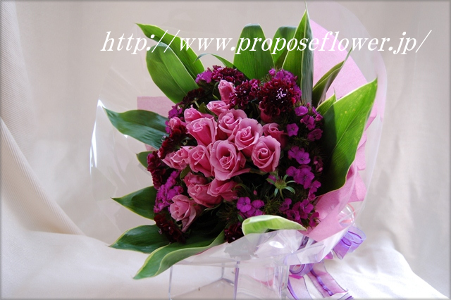 おしゃれな女性へ贈る紫のバラ スカビオサ ナデシコの花束 ドイツマイスターの花束専門店 プロポーズフラワーショップ