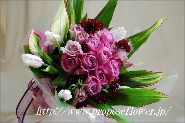 チューリップと紫のバラのおしゃれな花束 ドイツマイスターの花束専門店 プロポーズフラワーショップ