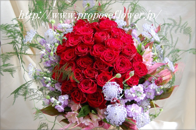 アスパラガスと赤い薔薇のゴージャスな花束 ドイツマイスターの花束専門店 プロポーズフラワーショップ