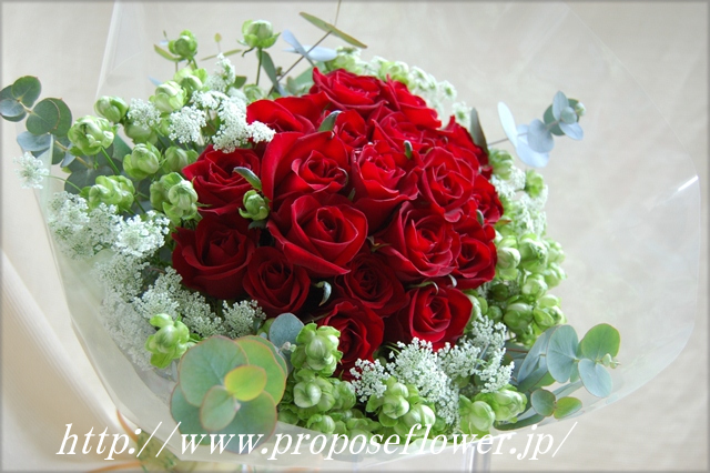 緑の薔薇と赤い薔薇の花束 ドイツマイスターの花束専門店 プロポーズフラワーショップ