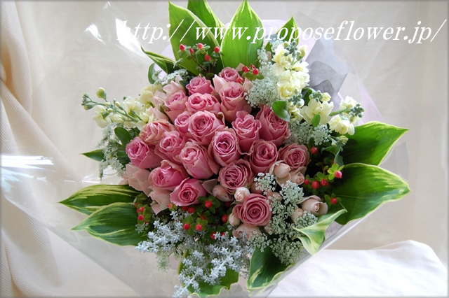 かわいい花束 コキアとピンクのバラ ドイツマイスターの花束専門店 プロポーズフラワーショップ
