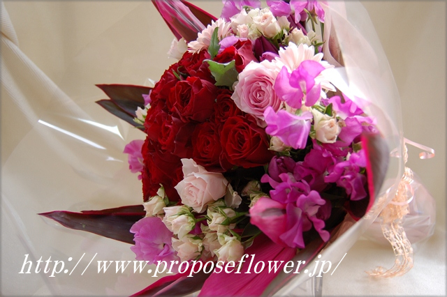 スイトピー バラ ピンク 赤の花束 ドイツマイスターの花束専門店 プロポーズフラワーショップ