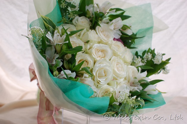 50歳のお誕生日祝いの白い花束 ドイツマイスターの花束専門店 プロポーズフラワーショップ