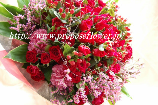 赤いバラとスターチスの花束 ドイツマイスターの花束専門店 プロポーズフラワーショップ