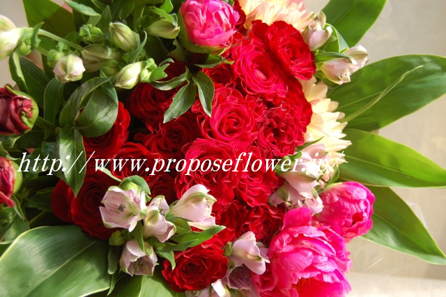 芍薬と赤いバラの花束 赤白ピンク ドイツマイスターの花束専門店 プロポーズフラワーショップ