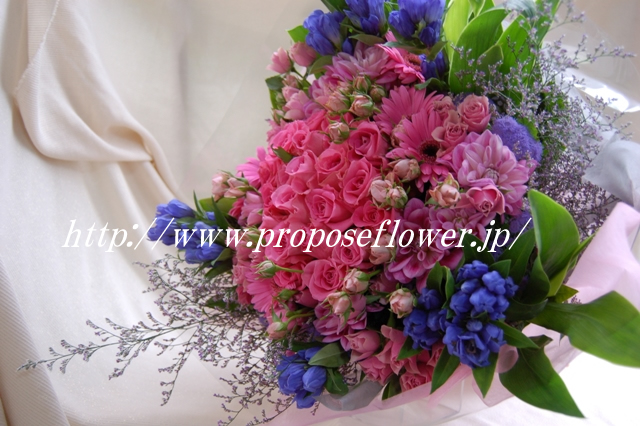 ピンクのバラと竜胆の花束 ドイツマイスターの花束専門店 プロポーズフラワーショップ