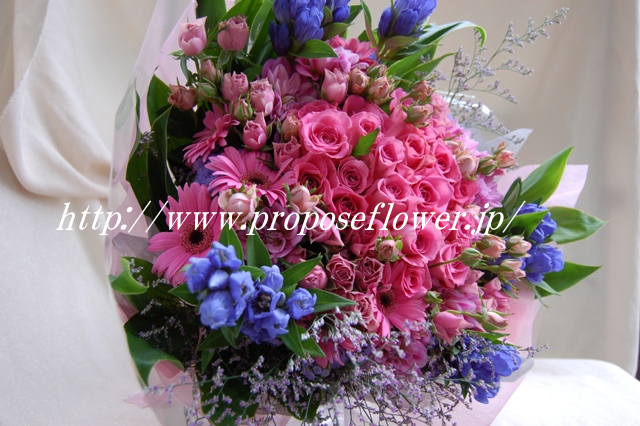 ピンクとブルーの花束