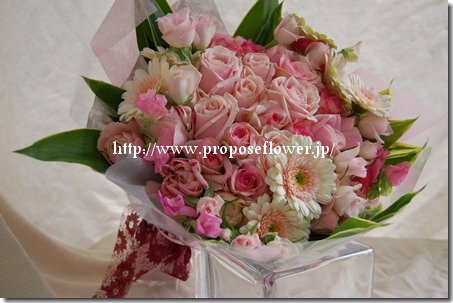ピンクの花束でプロポーズ