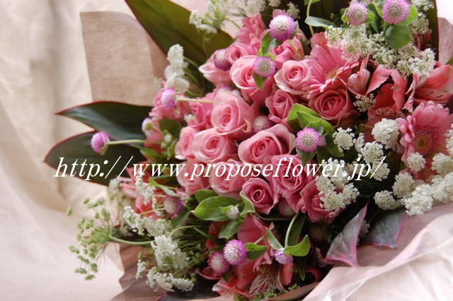 千日紅が可愛いピンクの花束 ドイツマイスターの花束専門店 プロポーズフラワーショップ
