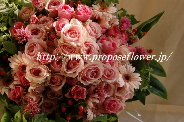ピンクのバラとミントの清涼感ある花束 ドイツマイスターの花束専門店 プロポーズフラワーショップ