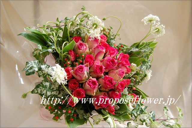 ピンクのバラとアイビーの花束 ドイツマイスターの花束専門店 プロポーズフラワーショップ