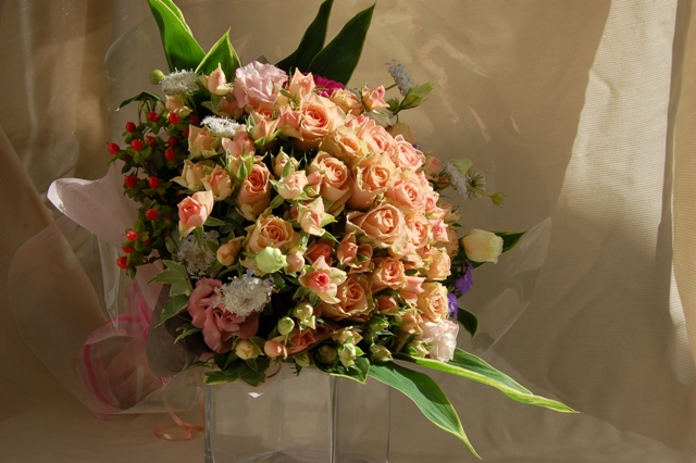 サーモンピンクの薔薇 エレガントな花束 ドイツマイスターの花束専門店 プロポーズフラワーショップ