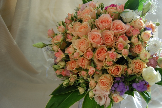 サーモンピンクの薔薇 エレガントな花束 ドイツマイスターの花束専門店 プロポーズフラワーショップ