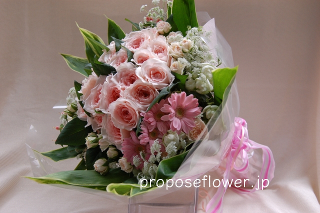 ガーベラとバラのかわいい花束 ドイツマイスターの花束専門店 プロポーズフラワーショップ