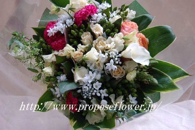 白薔薇 カラー ラナンキュラスのお洒落な白の花束 ドイツマイスターの花束専門店 プロポーズフラワーショップ