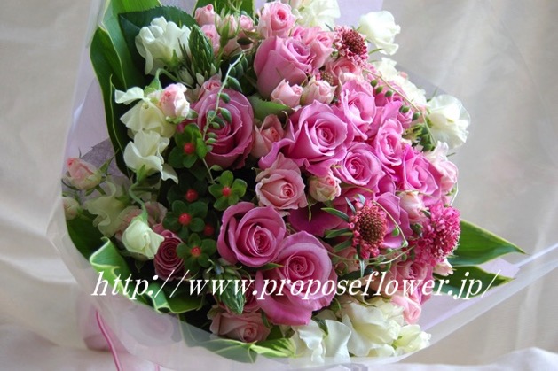 ピンクバラと白いスイトピーとグリーンネックレスの花束 ドイツマイスターの花束専門店 プロポーズフラワーショップ