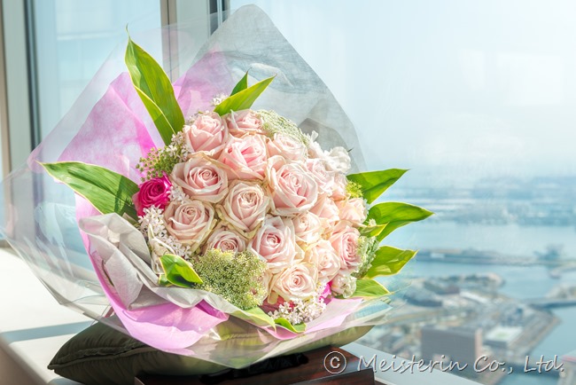 横浜ロイヤルパークホテルでプロポーズする花束 ドイツマイスターの花束専門店 プロポーズフラワーショップ