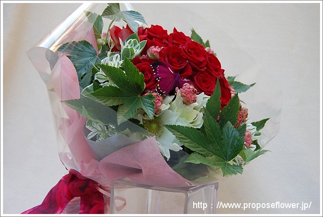 赤いバラとアネモネと木苺の花束 ドイツマイスターの花束専門店 プロポーズフラワーショップ