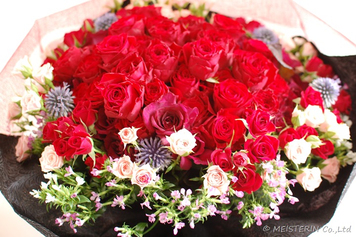 赤いバラ花束