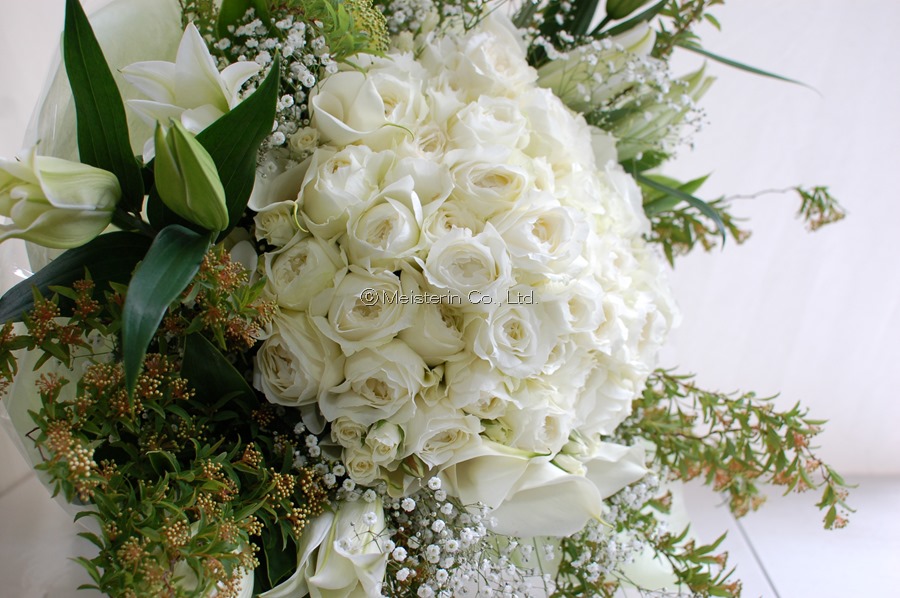 最高級の白バラの花束 ドイツマイスターの花束専門店 プロポーズフラワーショップ