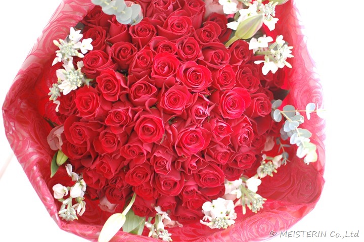誕生日に赤バラの花束