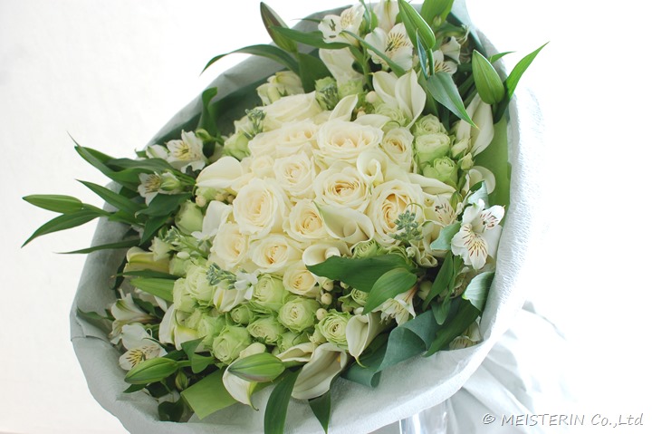 カラ―メインの白の花束