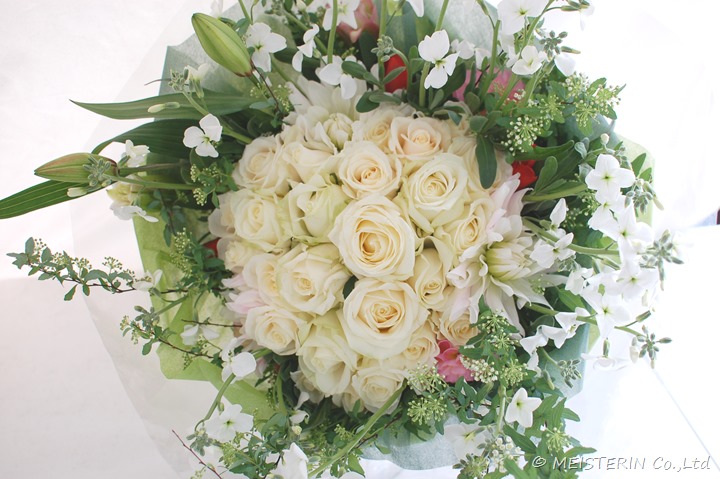 入籍祝の白い花束ブーケ ドイツマイスターの花束専門店 プロポーズフラワーショップ