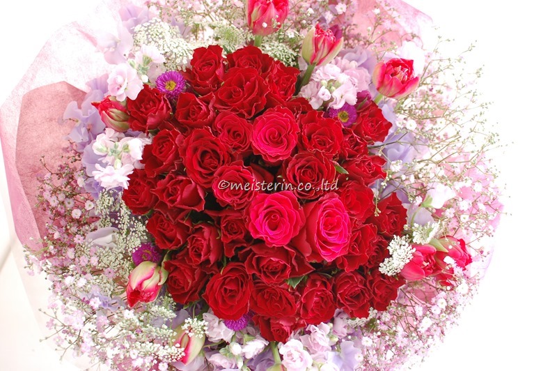 赤と紫のチューリップを使った花束 ドイツマイスターの花束専門店 プロポーズフラワーショップ