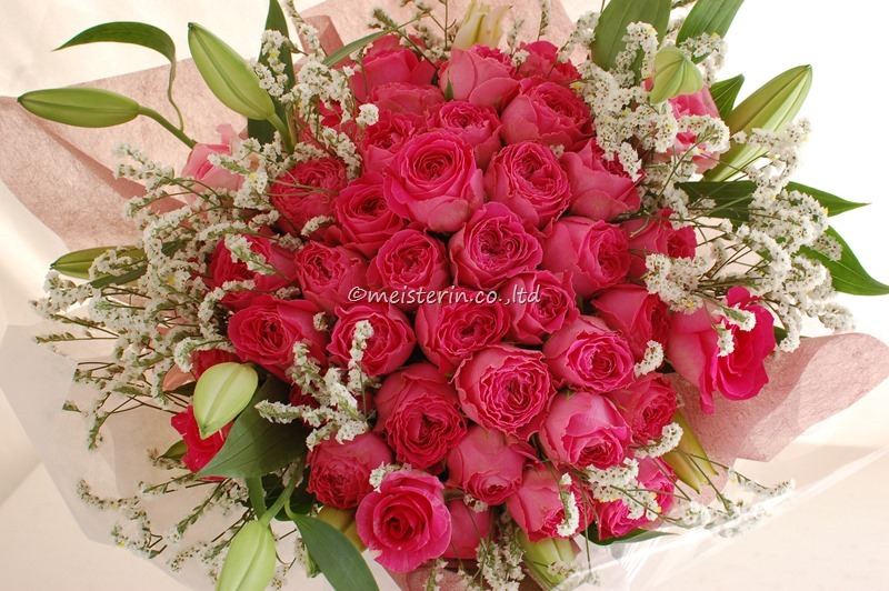 ピンクのバラのロマンティックな花束
