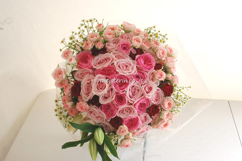 プロポーズピンクなバラの花束