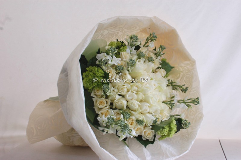 白いバラの誕生日の花束