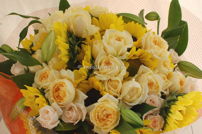 プロポーズの向日葵とバラの花束