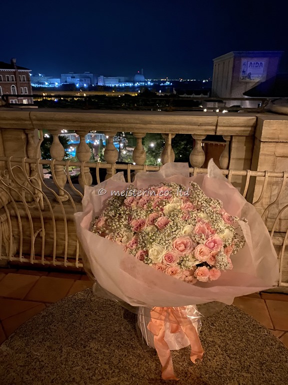 108本のバラとカスミソウの花束でプロポーズ