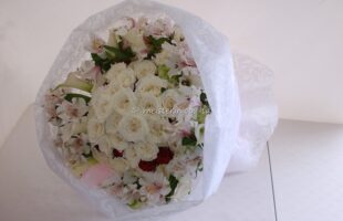 プロポーズの白いバラの花束