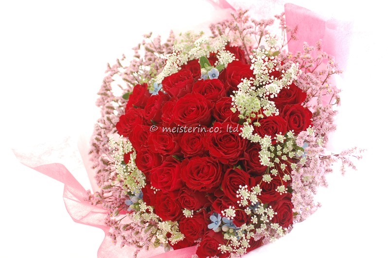 赤いバラとスターチスのふわふわな花束