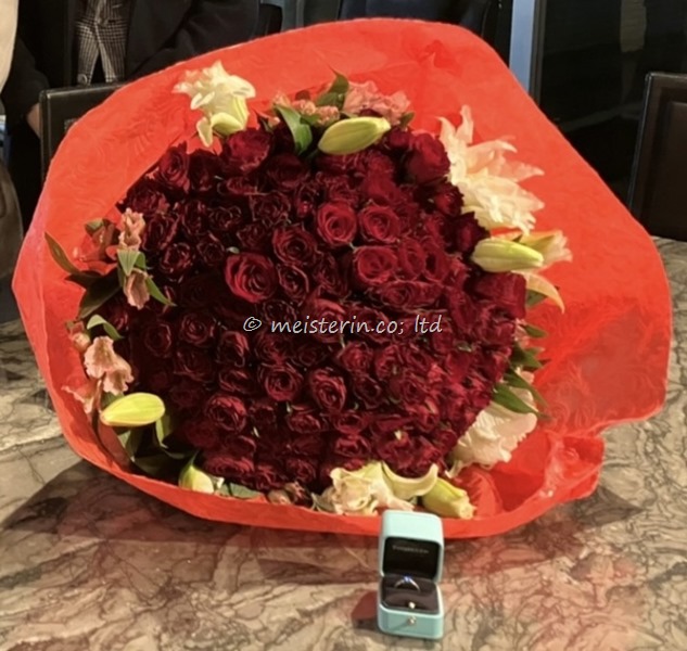 赤いバラ１０８本と百合の花束