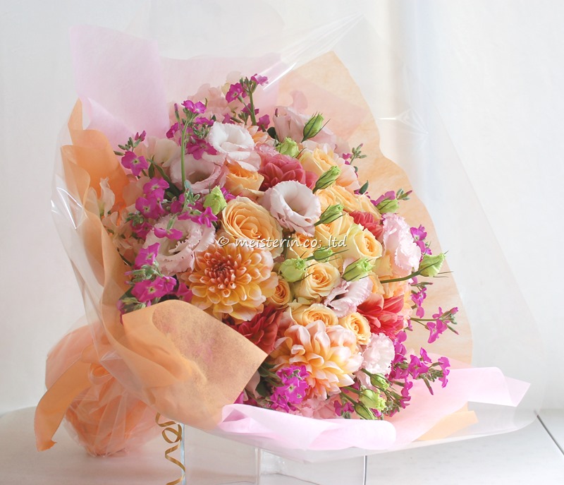 オレンジピンクの花束プロポーズ