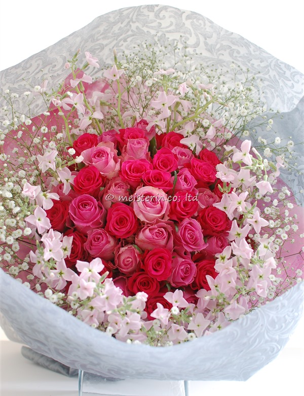 ピンクのバラとカスミソウのプロポーズの花束