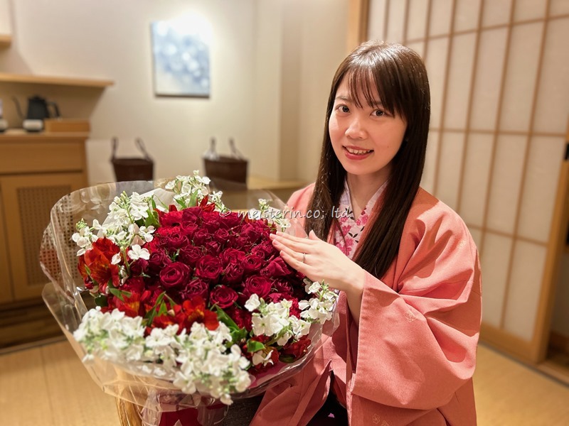 日本の宿古窯でプロポーズの赤いバラ