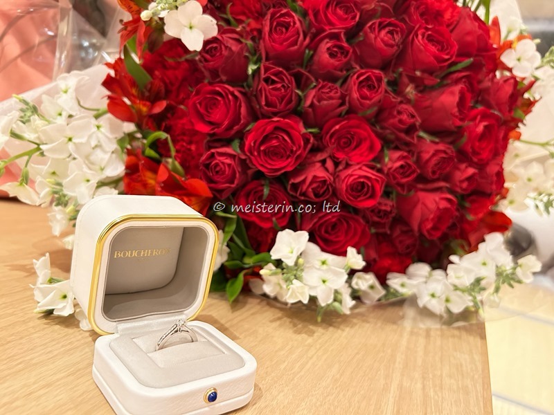 プロポーズの赤いバラの花束