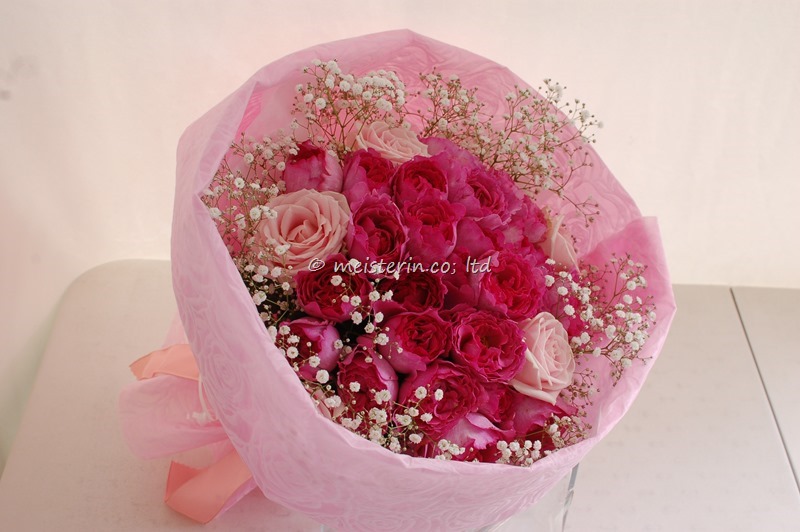 ピンクのバラとカスミソウの花束