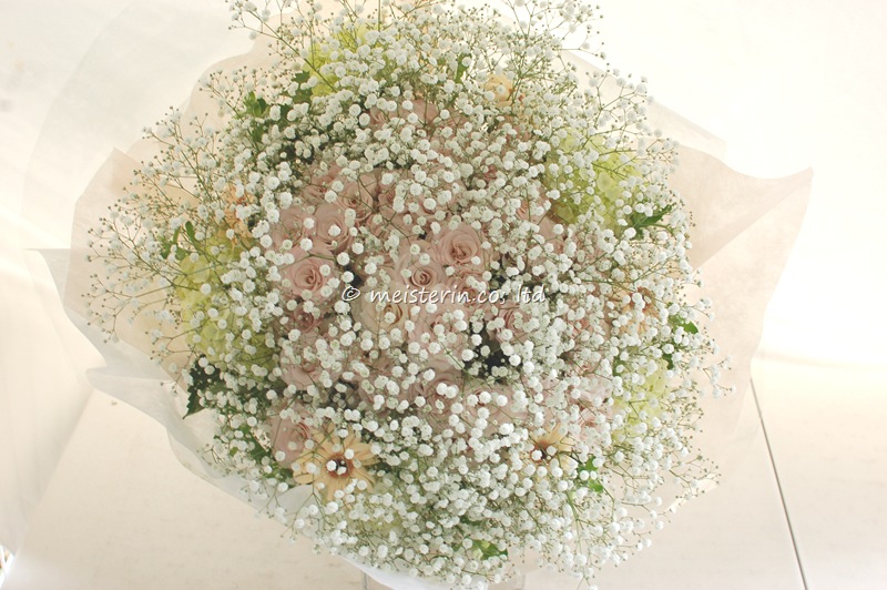 カスミソウとバラの花束