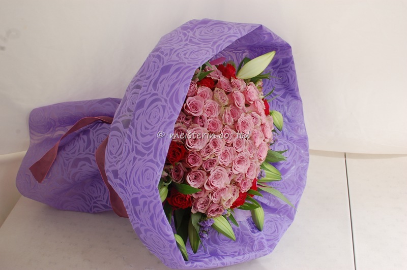 紫のバラの花束