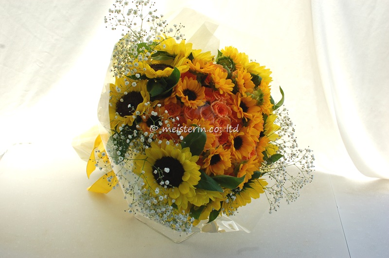 オレンジのバラと黄色の向日葵とかすみ草の花束